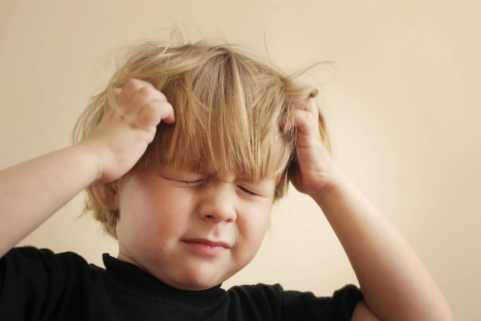 enfant se gratte la tete poux